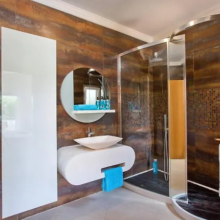 Luxury - Central - Heated Pool - Close To Gale Beach! فيلة