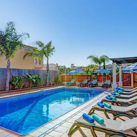 Luxury - Central - Heated Pool - Close To Gale Beach!