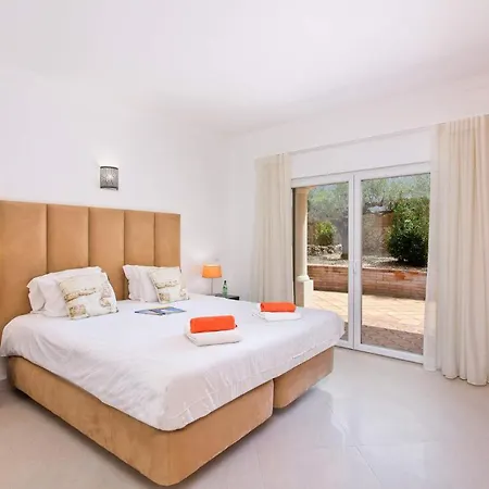 Villa Luxury - Central - Heated Pool - Close To Gale Beach! *