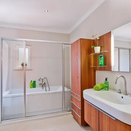 Luxury - Central - Heated Pool - Close To Gale Beach! Villa